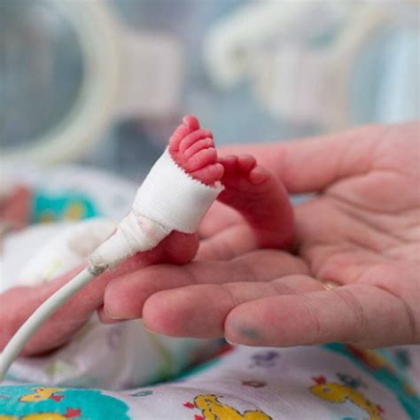 İ­r­a­n­­d­a­ ­p­r­e­m­a­t­u­r­e­ ­d­o­ğ­a­n­ ­b­e­b­e­k­ ­k­o­r­o­n­a­y­ı­ ­y­e­n­d­i­